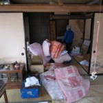 まずは空き家の中に残っている大量の荷物を片付けます
