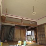 マスキングテープやシートなどで養生をして、ペンキを塗っていきます。(その前にシーラーを塗ってあります)