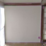 廊下のうす茶色の砂壁を白く塗ったところ