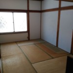 古い畳をはがして床(クッションフロア)に替えます