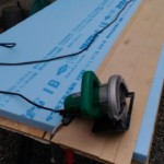 断熱材(スタイロフォーム)は丸のこでカットします