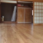 最後にクッションフロアを敷いて完成。シャトルを落としたり染料をこぼしたりして床が汚れても掃除しやすいようにクッションフロアにしました。