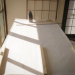 4倍強い障子紙をアイロンで貼っていきます