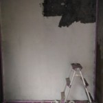 床の間の壁を塗装していたら、壁がぼろぼろ剥がれてきました