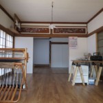 将来ドビー織り機を設置する場所に小さい織り機を置いてみました